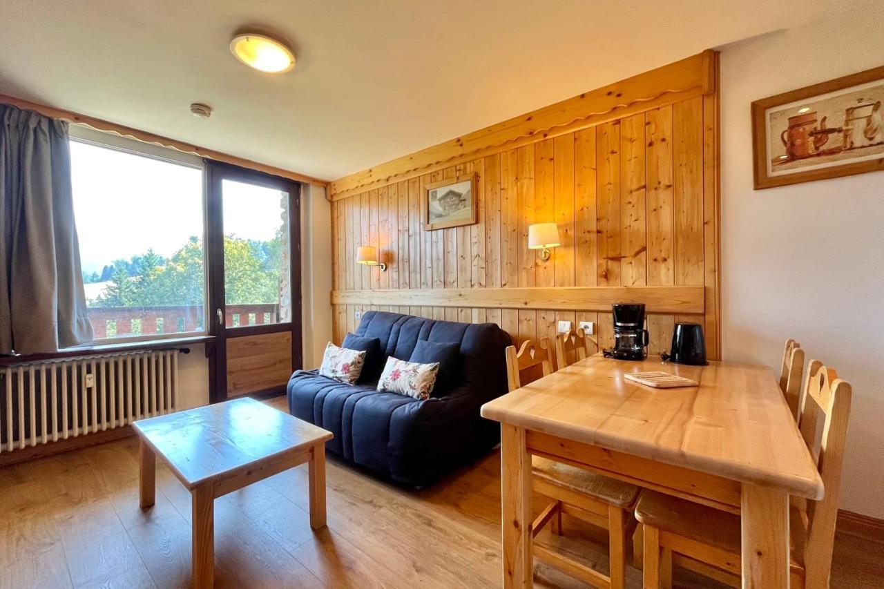 Cosy Chalet With Terrace コンブルー エクステリア 写真